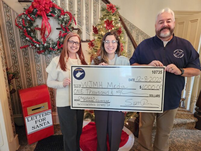 Marshall County Chamber of Commerce Donates $1,000 to John Marshall High School Media Class